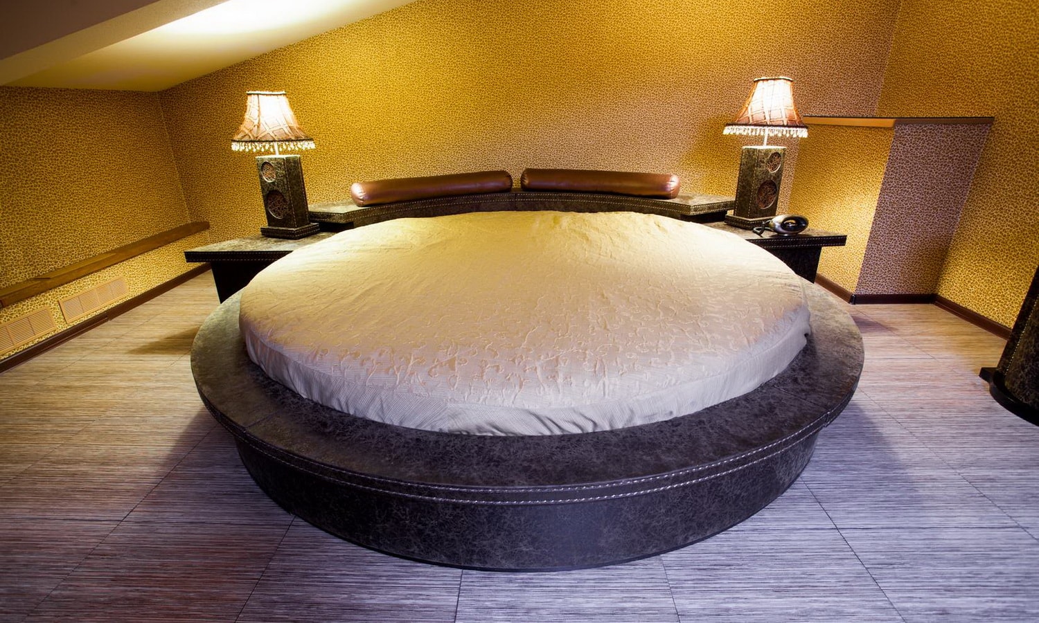 Круглая кровать на мансарде